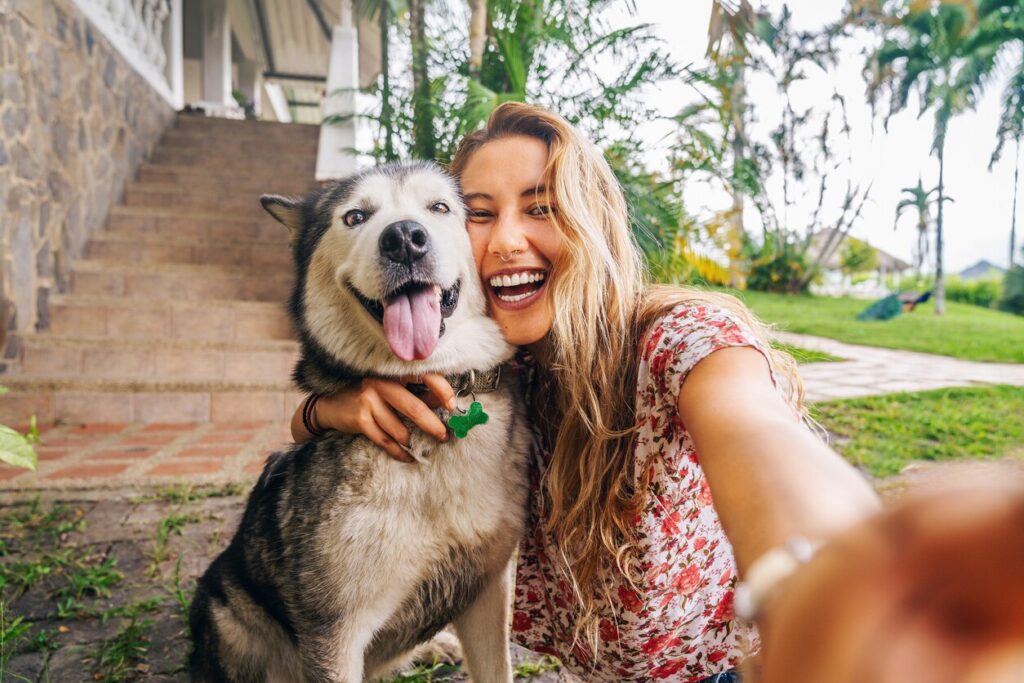woman-taking-selfie-with-husky-dog